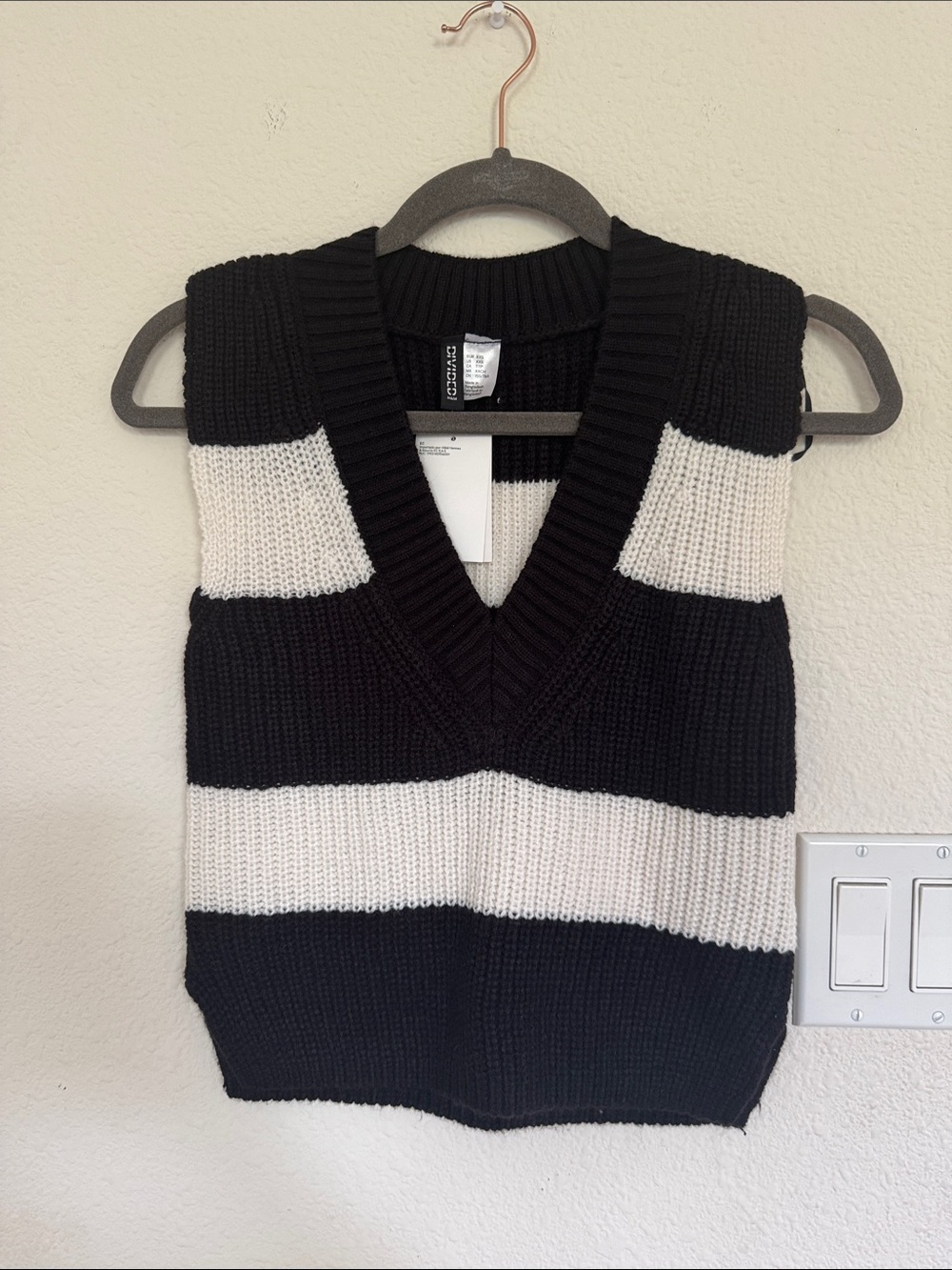Divided Striped Chunky V-Neck Sweater Vest - Black & White size XXS NWT